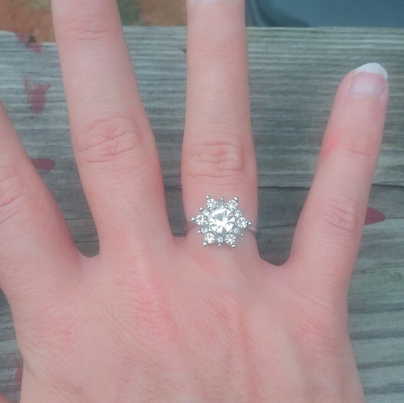 Beautiful winter snowflake ring size 7 - Picture 2 of 4